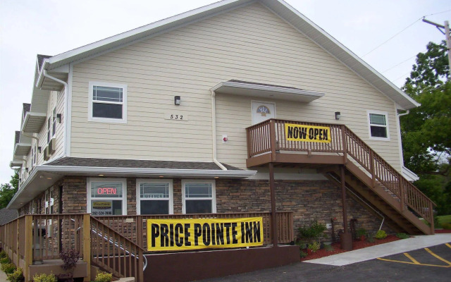 Price Pointe Inn