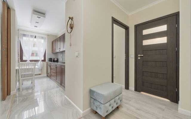 Floral Apartment Nyska by Renters