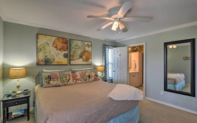 Walk to Galveston Beach: Pet-friendly Home