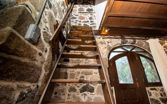 Plousiadi΄s Stone House
