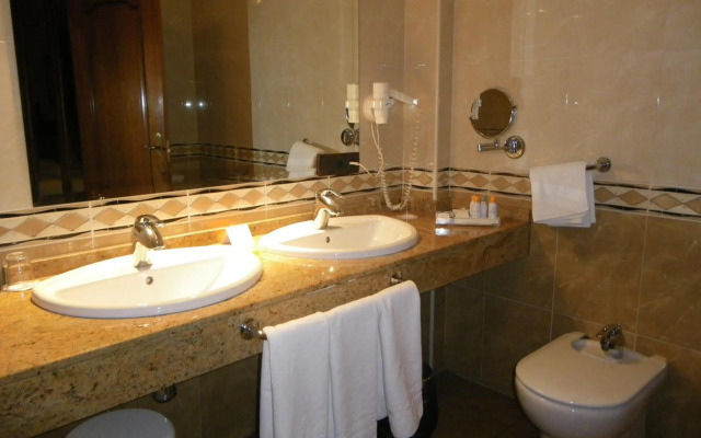 Hotel Ele Puente Romano