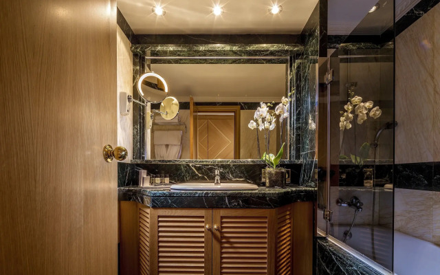 Divani Caravel Hotel