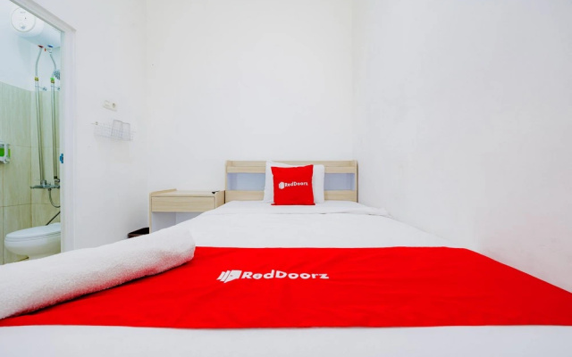 RedDoorz @ Bellina Inn Near RS Panti Wilasa Semarang – Guest Rooms – Semarang