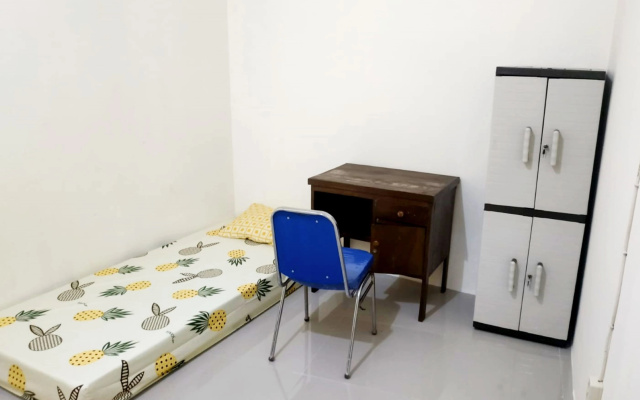Kabin Kapsul Halte UI Depok - Male Only – Guest Rooms – Jakarta