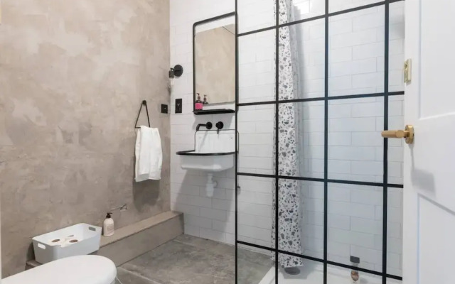 Bright And Elegant 3 Bedroom Seafront Apartment