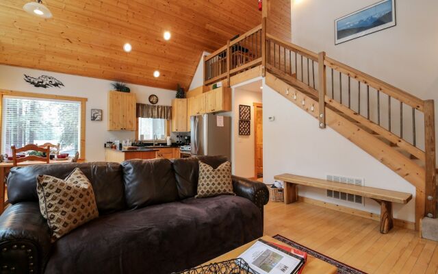 Cascades Adventure Cabin 2 Bedroom Home by NW Comfy Cabins by RedAwning