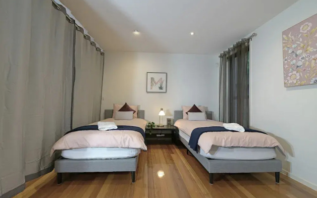 Luxury 7BRM Lakeside BigHouse Point Cook