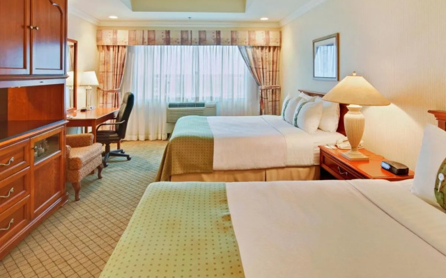 Holiday Inn Hotel & Suites Oakville @ Bronte by IHG