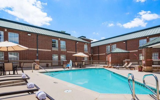 Best Western Plus Addison/Dallas Hotel