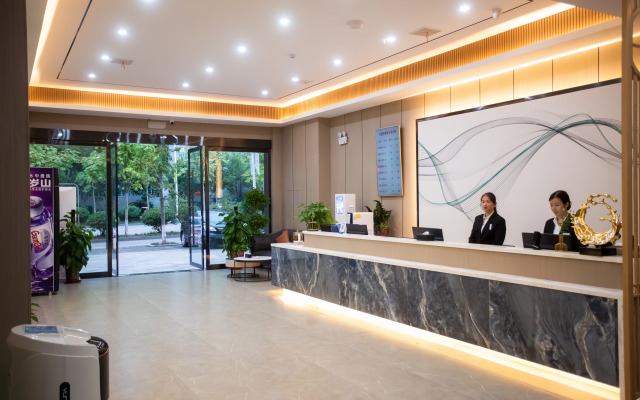 Lili Orange Light Luxury Hotel