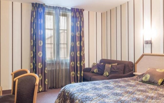 Logis Hôtel Les Platanes