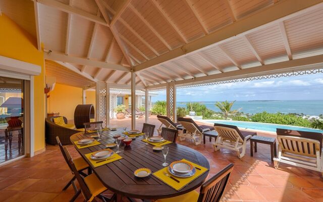 Stunning Orient Bay Ocean Views, Walk to the Beach! AC, Free Wifi, Swimming Pool