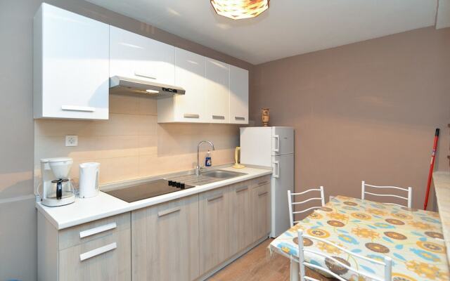 Apartment 877