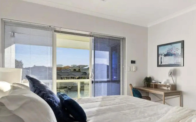 Canal Home -Close to Beach and City Centre