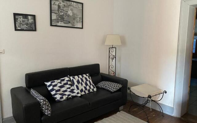 Les Volets Bleus (Adults Only)