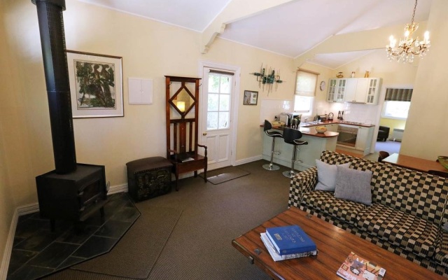 Mirkwood Forest Self-contained Spa Cottages – Guest Rooms – Woodend