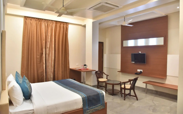 Hotel R K Grand