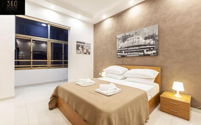 Seafront 4BR APT with mesmerising Balcony & VIEWS by 360 Estates