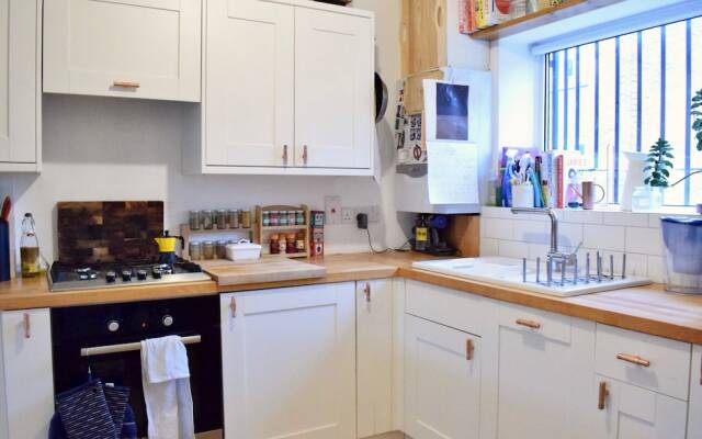 2 Bedroom Flat With Balcony in Homerton