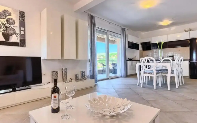 Luxury Apartment Okrug Gornji With Sea View and Pool