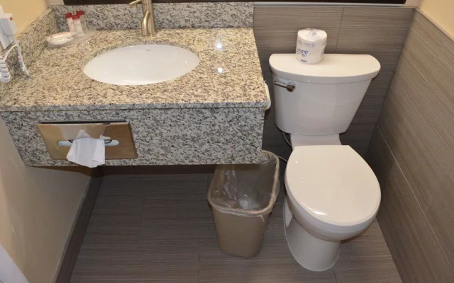 Econo Lodge Inn & Suites