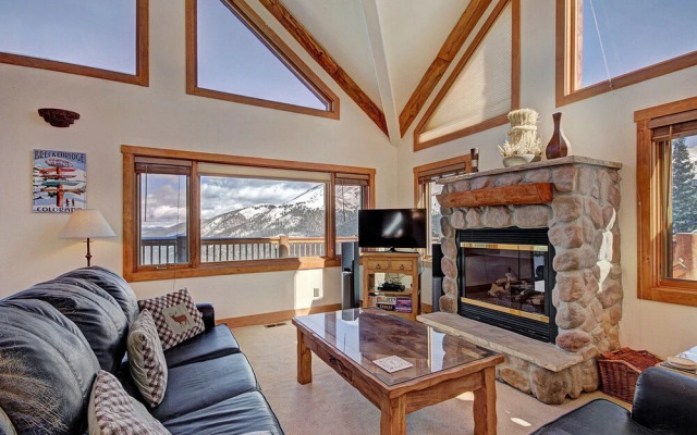 Stunning Mountain Getaway! Sleeps 10!