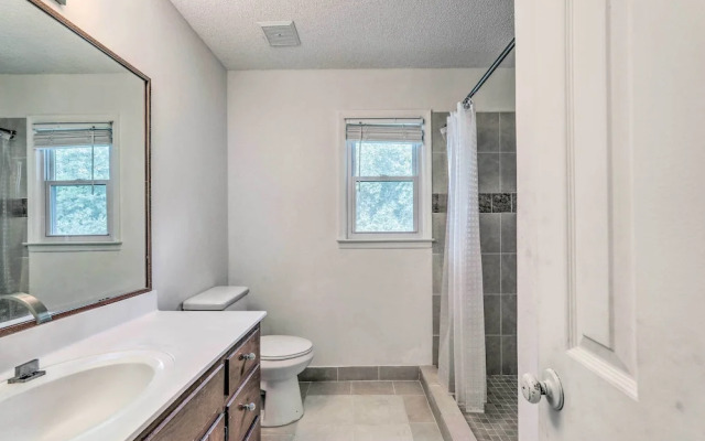 Pet-friendly House w/ Deck in Lawrenceville