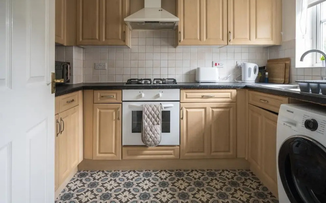 House-sleeps7-parking-garden-sportschannels