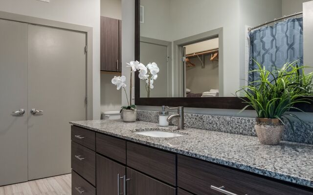 Uptown Downtown City View 1 BR Apt by Frontdesk