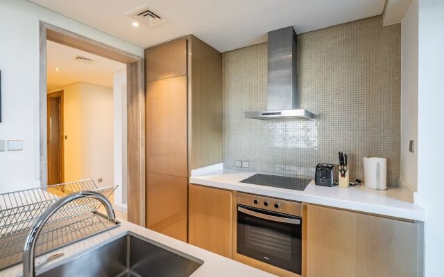 Midtown Gem, Luxurious Apartment With Balcony