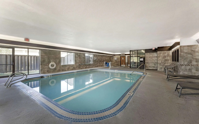 Comfort Suites Near Vancouver Mall