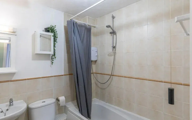 Chic Flat In Woolston: Nr Southampton City Centre