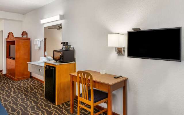 Econo Lodge Inn & Suites