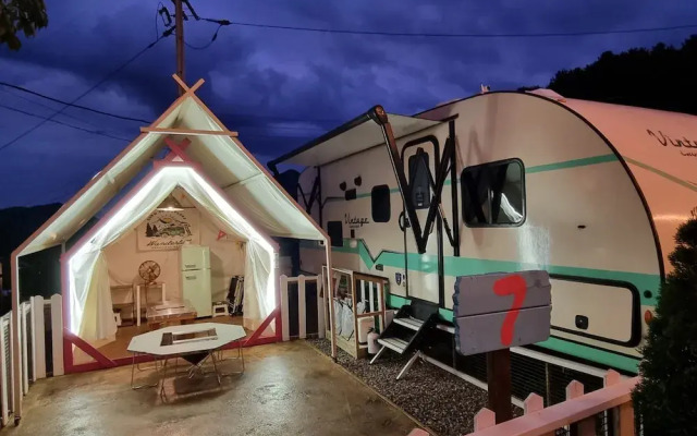 Gapyeong Dongban84 Glamping&pool Villa