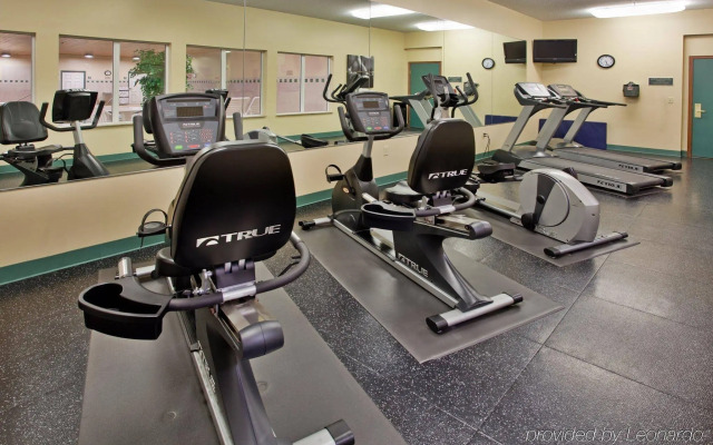 Country Inn & Suites by Radisson, Kansas City at Village West, KS