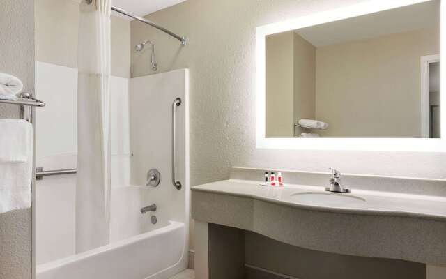 Howard Johnson by Wyndham Chattanooga Lookout Mountain I-24