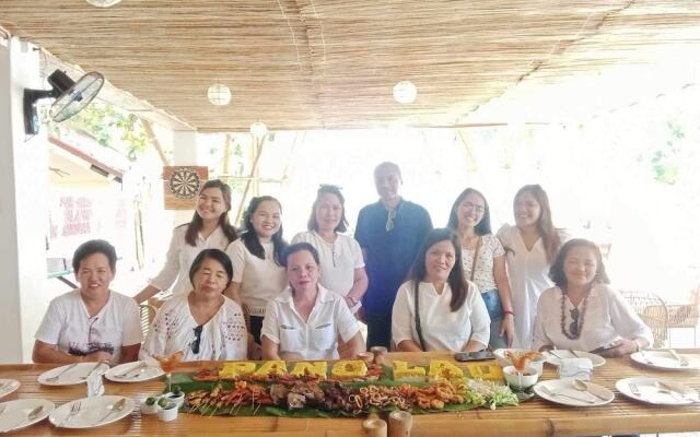 On Board Panglao Beach Hostel and Resort