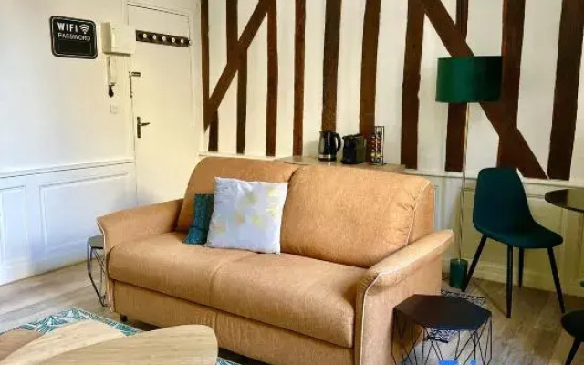 Charming studio, train station nearby