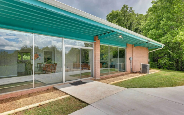 Private Saltwater Pool: Mtn-view Copperhill Home