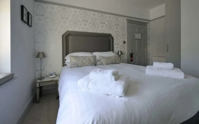 The Crescent Victoria Hotel