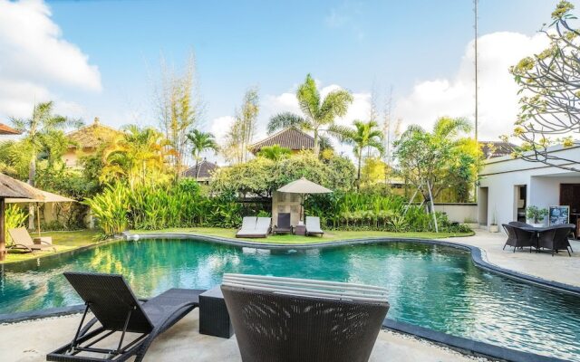 16 bedroom villa river side Legian