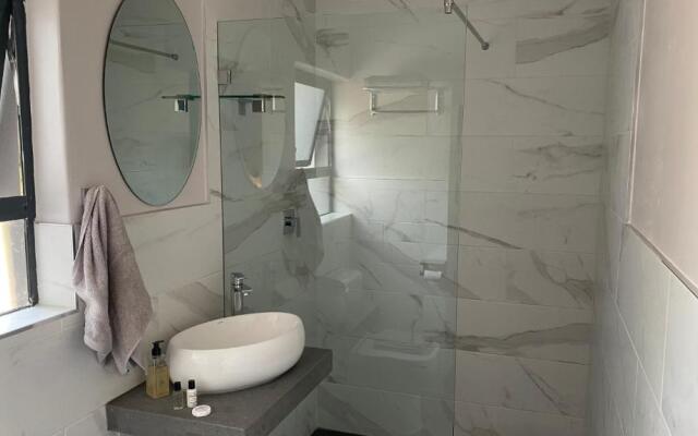 The Chameleon Stay @107