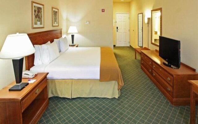 Holiday Inn Express Hotel & Suites MAGNOLIA-LAKE COLUMBIA