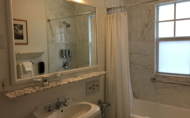 Colony Hotel & Cabaña Club