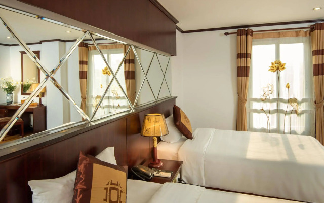 May De Ville Lakeside Hotel