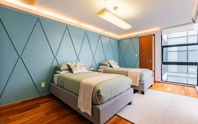 Stylish apartment with private roof top & jacuzzi