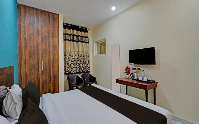 OYO 85695 Royal Hotel