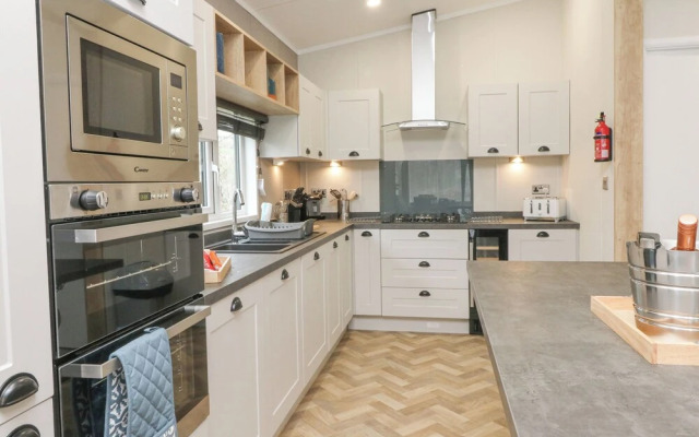 18 Manleigh Park