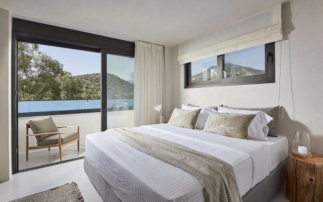 Seafront Idyllic Villa With Private Heated Pool and Outdoor Jacuzzi Steps Away From the Beach