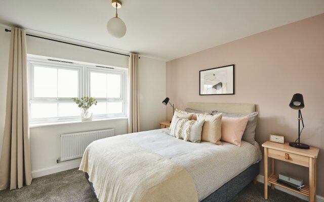 Warwick Serviced Home for 8 walking distance to University